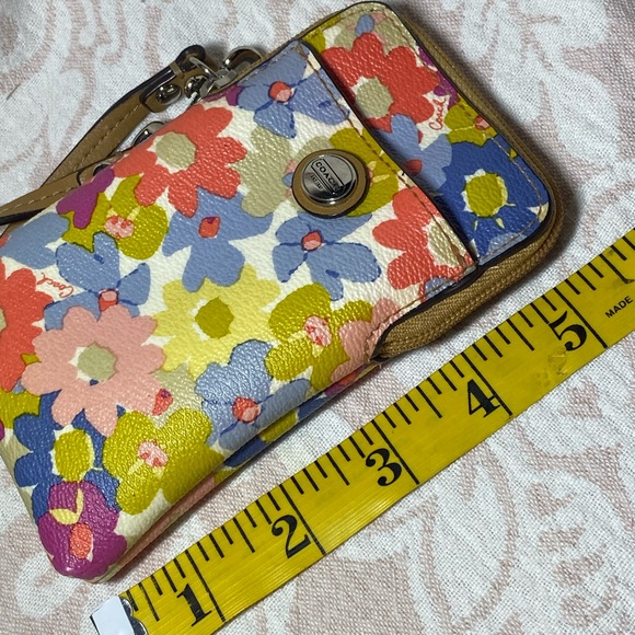Authentic Coach Peyton Floral Vertical Wristlet - Picture 9 of 12